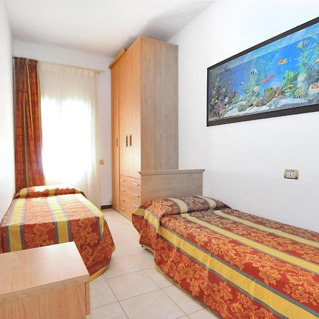 Milan Apartment Каорле Екстериор снимка