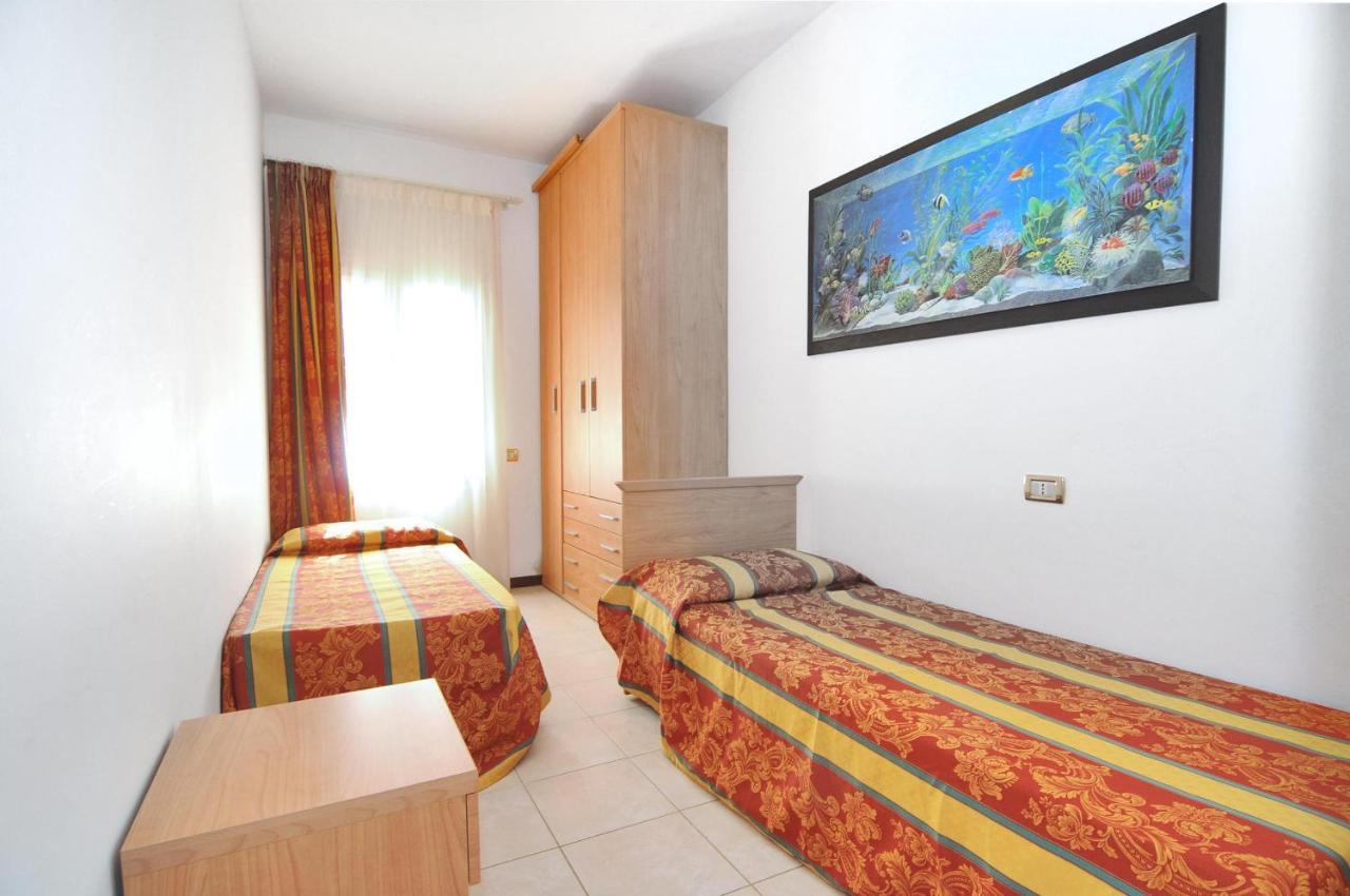 Milan Apartment Каорле Екстериор снимка