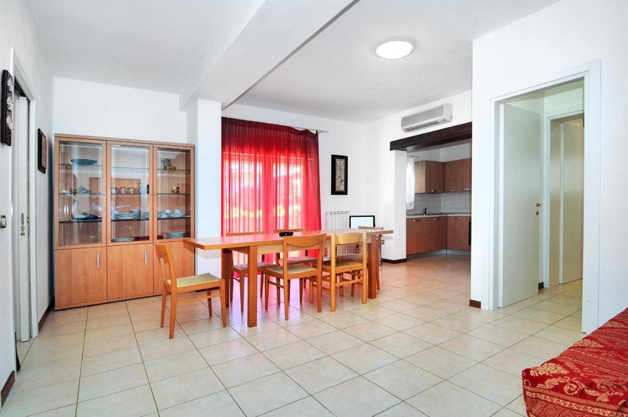 Milan Apartment Каорле Екстериор снимка