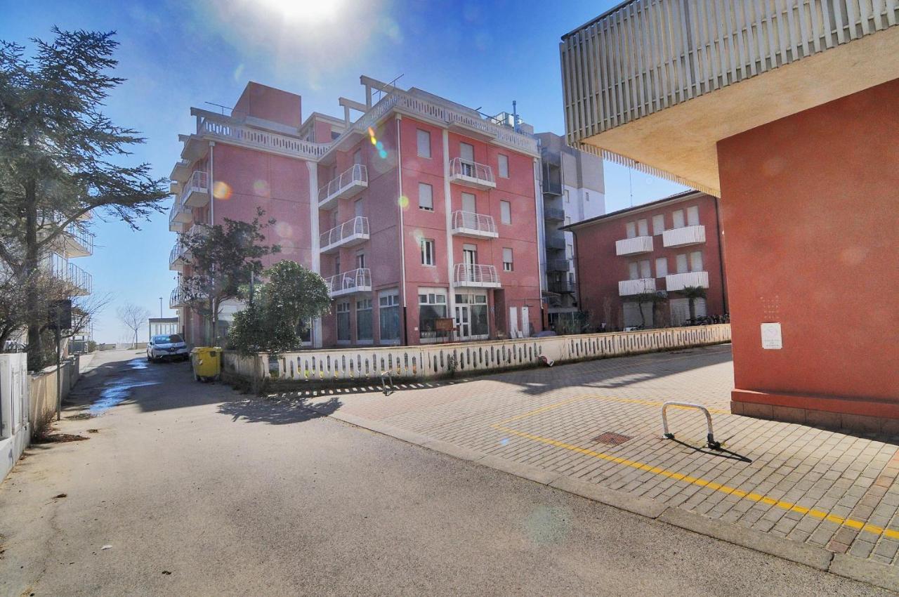 Milan Apartment Каорле Екстериор снимка