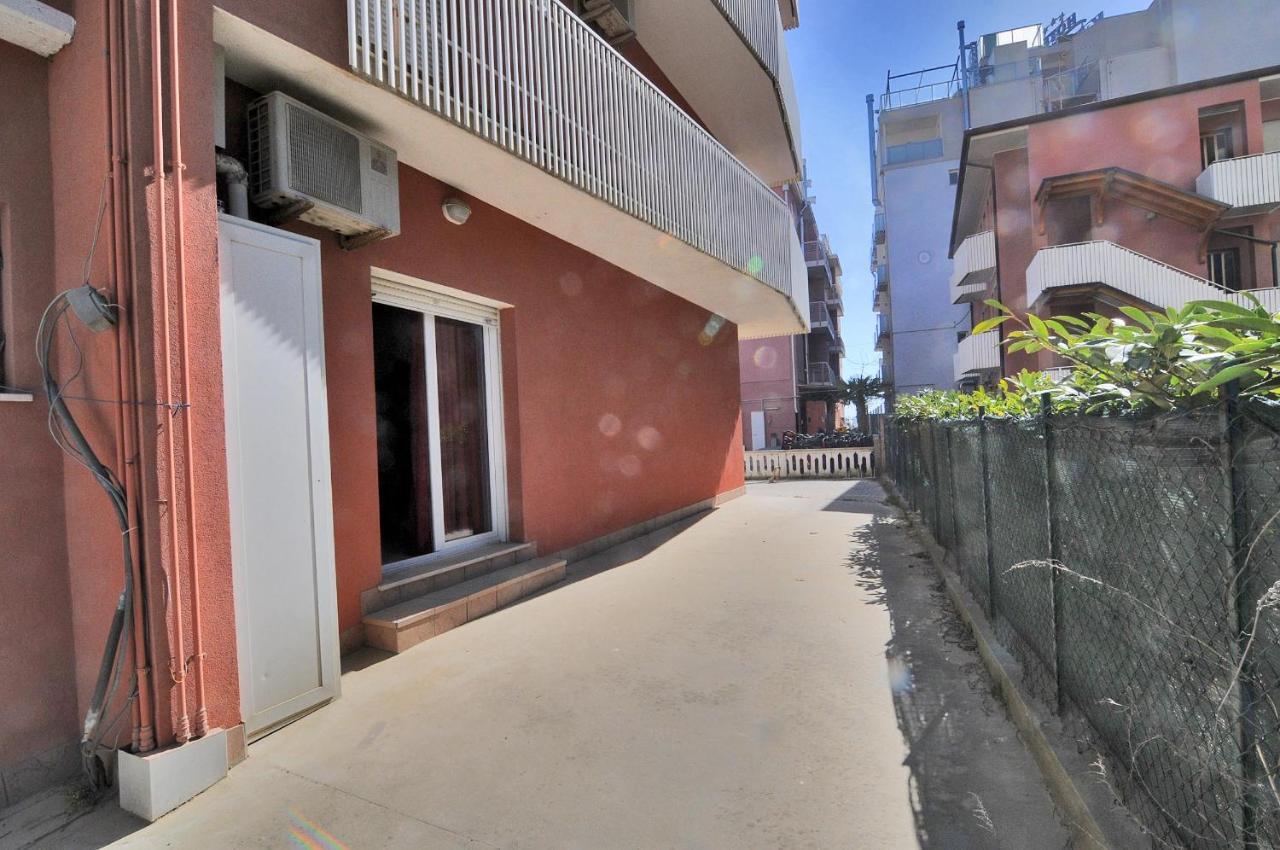 Milan Apartment Каорле Екстериор снимка