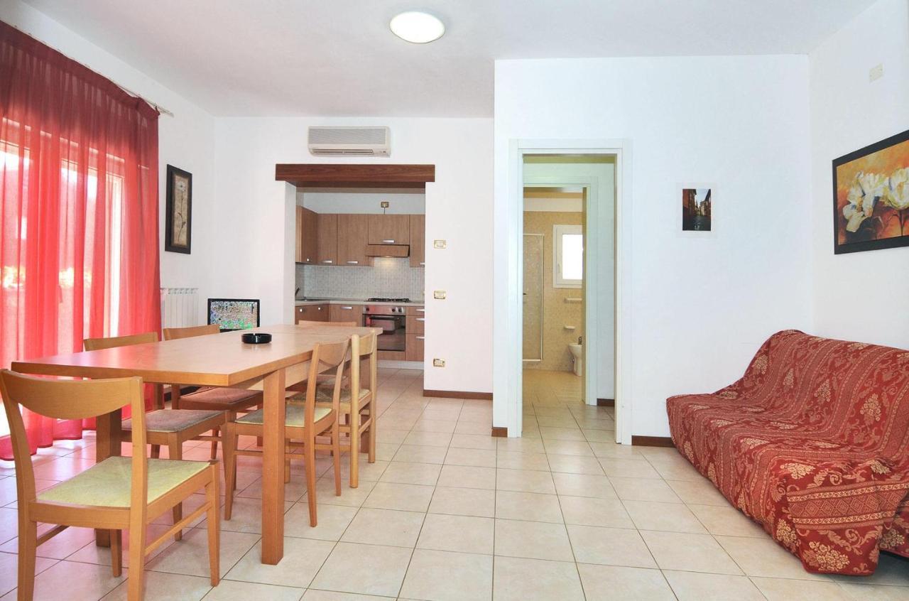 Milan Apartment Каорле Екстериор снимка